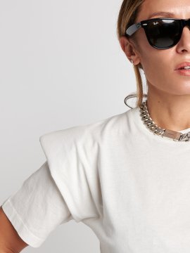 CAMI BÁSICA CON HOMBRERAS CRUDA