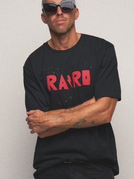 CAMISETA UNISEX "RARO" AGUJERITOS
