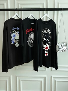 CAMISETA "LADY VIOLET" NEGRA